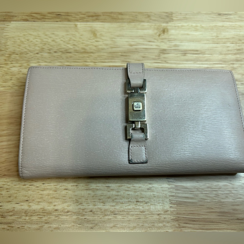 Gucci leather long wallet. Previously loved in good condition.